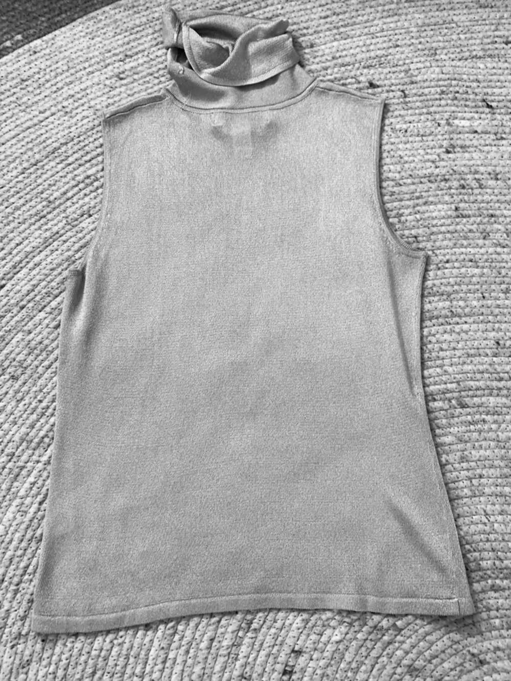 Minimalist Classy Silver Metallic Sleeveless Turtleneck - Picture 5 of 10